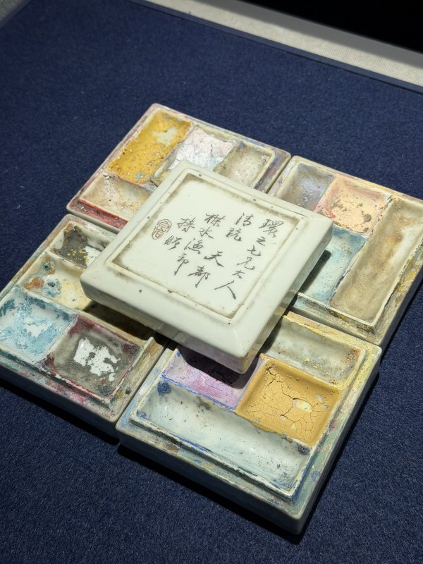 清 白釉调色盒、豆青碗、釉里红水盂三件一组 - 图6