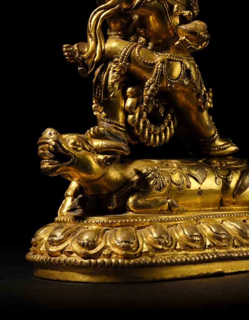 A gilt-bronze figure of Raktayamari and Vajravetali, Mark and period of Yongle | 明永樂　銅鎏金紅閻摩敵與金剛亥母造像　《大明永樂年施》款 - 图8