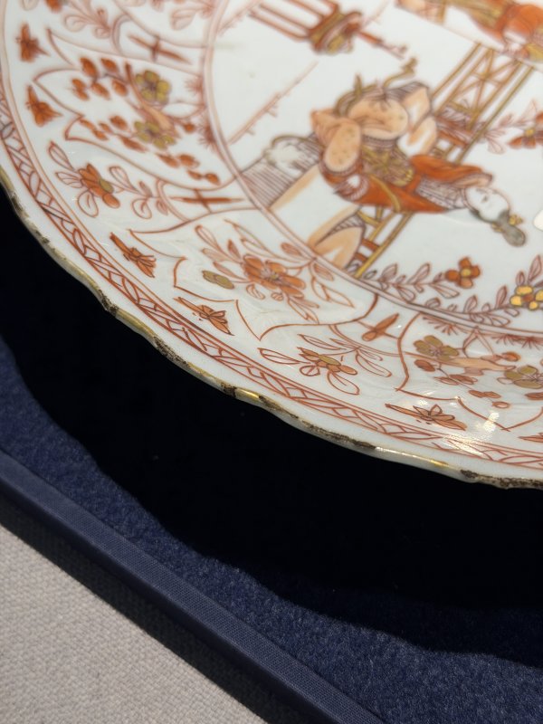 清康熙 矾红描金西厢记故事图花口盘 - 图14