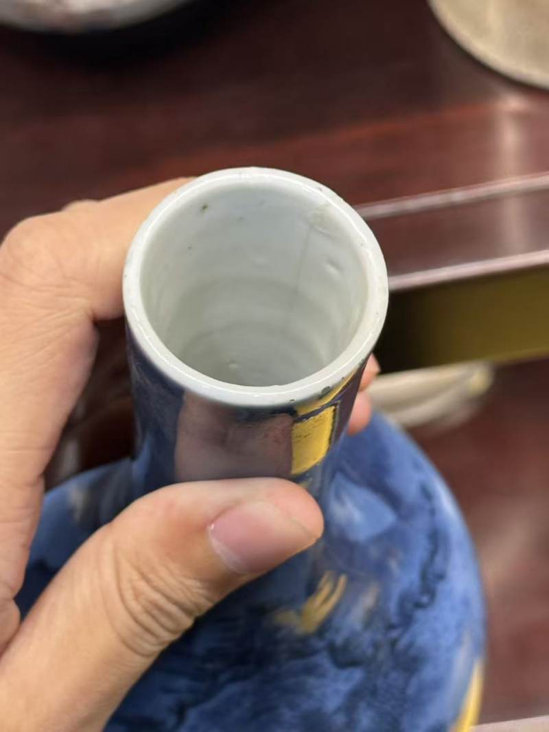 清乾隆 蓝底青花山水纹胆瓶 - 图10