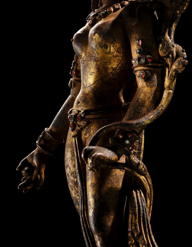 An exceptional gilt-copper figure of Tara, Nepal, 13th century | 十三世紀　尼泊爾　銅鎏金度母立像 - 图6