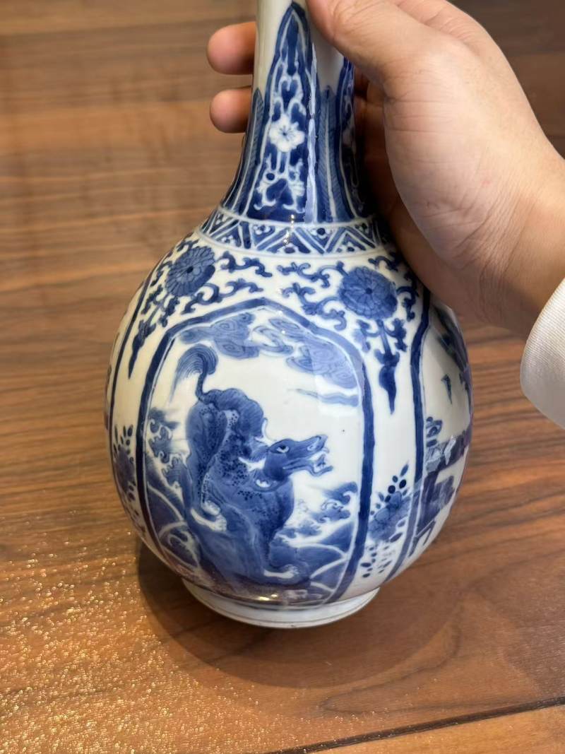 清晚期 青花开窗瑞兽纹长颈瓶 - 图9