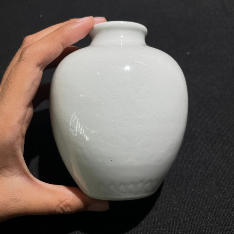 清乾隆 白釉暗刻花卉纹小罐 - 图2