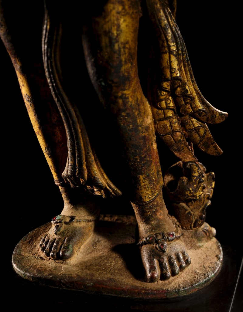 An exceptional gilt-copper figure of Tara, Nepal, 13th century | 十三世紀　尼泊爾　銅鎏金度母立像 - 图7