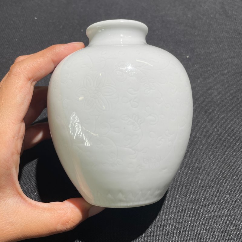 清乾隆 白釉暗刻花卉纹小罐 - 图3