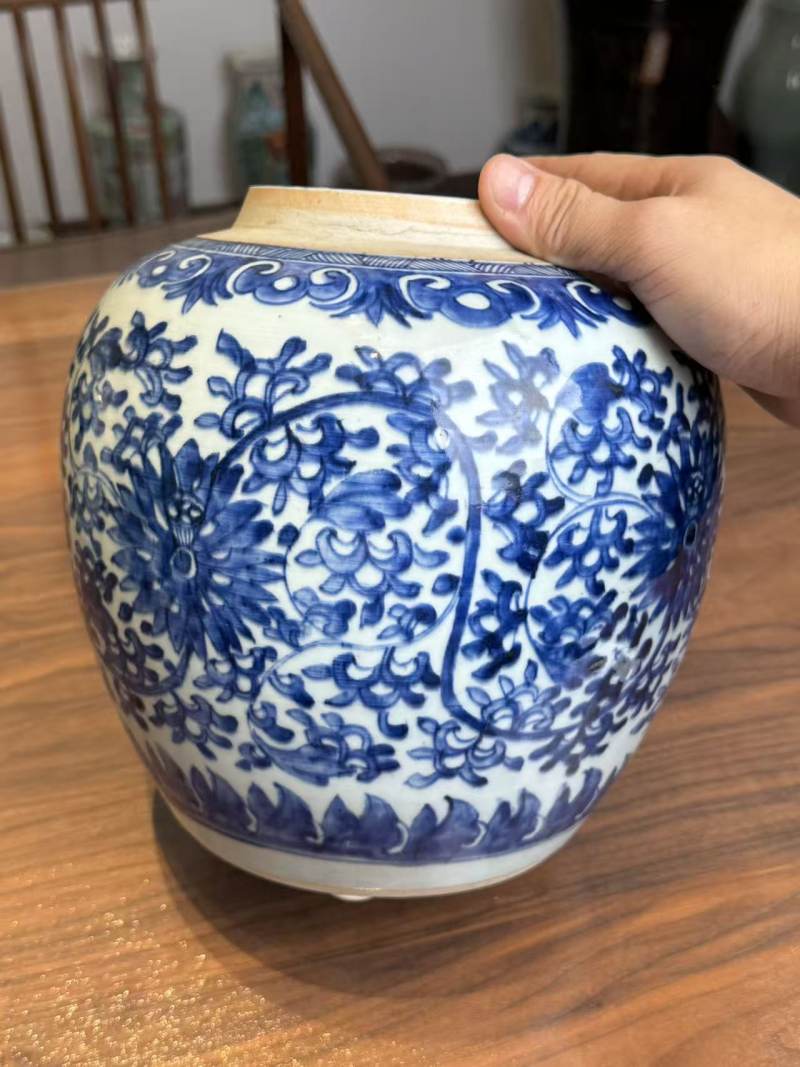 清乾隆 青花缠枝莲纹罐 - 图3