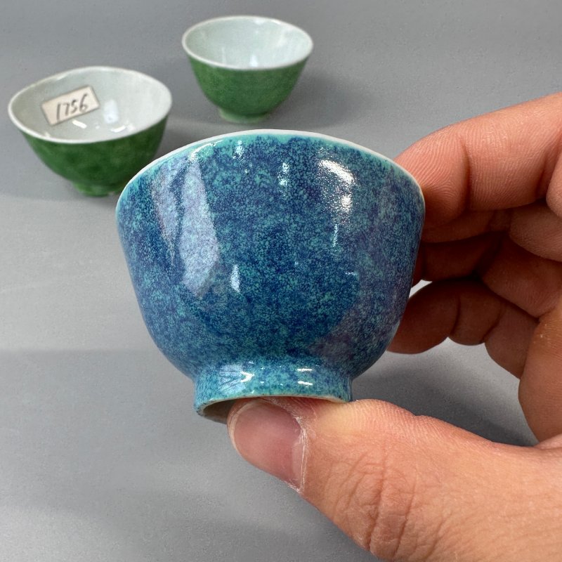 清晚期 炉钧釉及秋葵绿釉小杯一组三只 - 图9