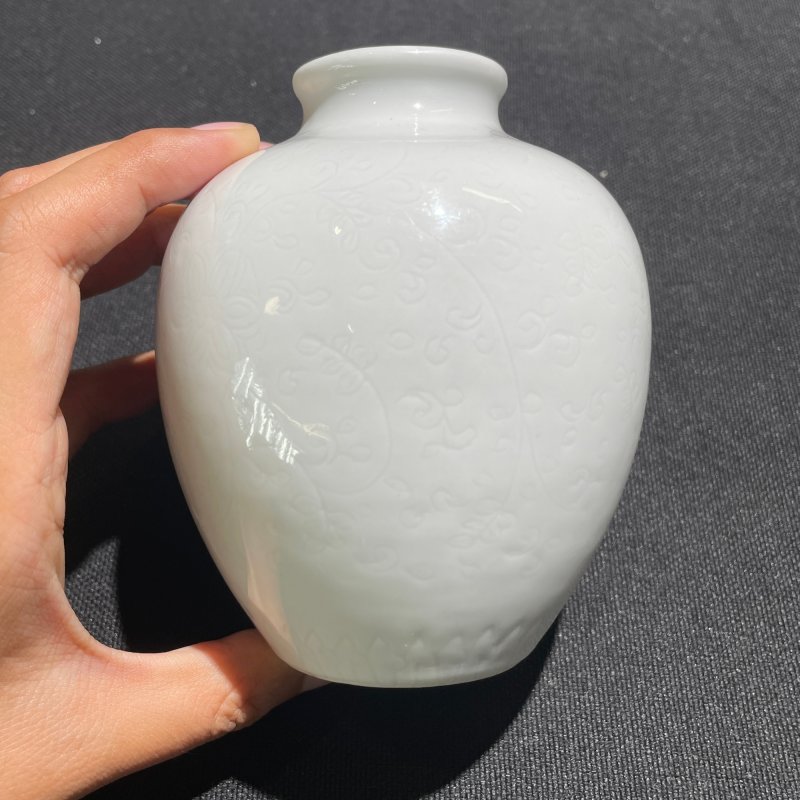 清乾隆 白釉暗刻花卉纹小罐 - 图4