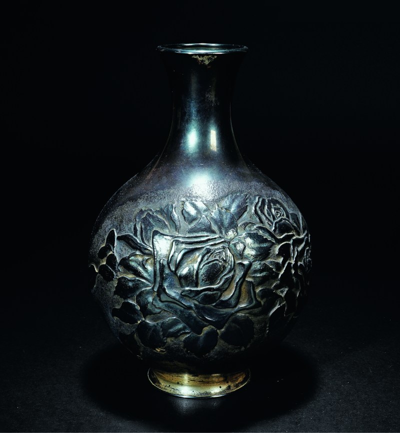 日本金工大师 直辻秀峰（1913-1984）作 纯银牡丹纹赏瓶