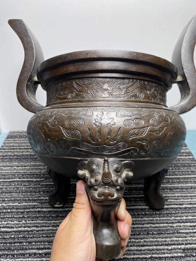 明 铜狮钮兽面八卦纹朝冠耳三足炉 - 图18