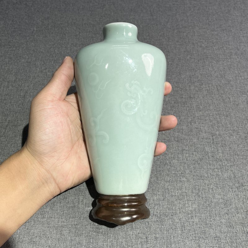清乾隆豆青暗刻凤纹壁瓶 - 图5