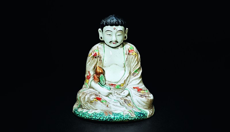 晚清 粉彩描金珍珠地药师佛瓷塑坐像 - 图1