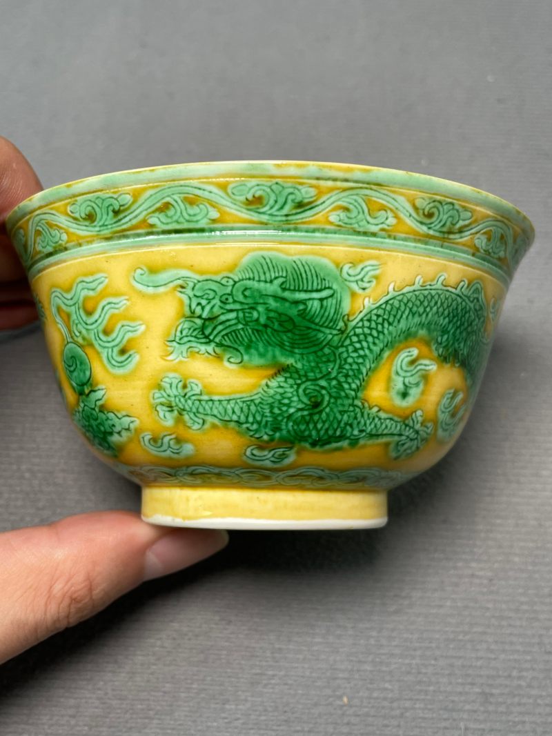 清光绪 黄地绿彩暗刻云龙纹茶圆 - 图6
