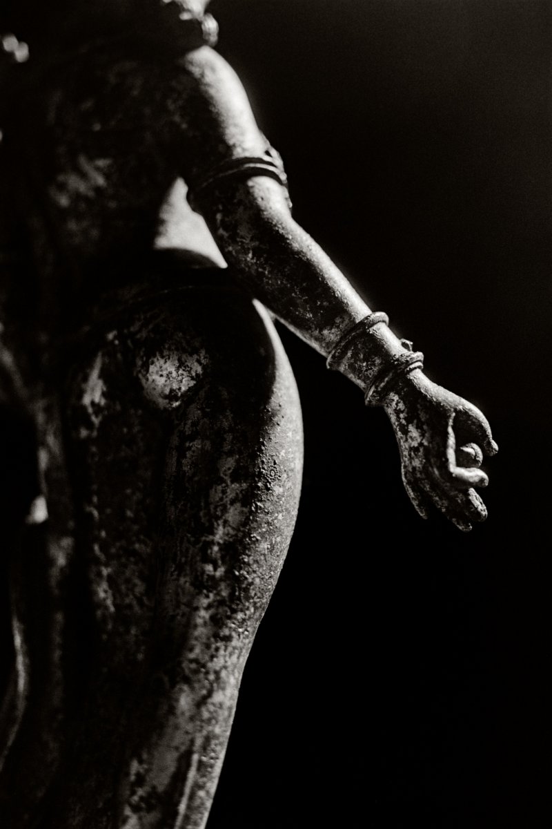 An exceptional gilt-copper figure of Tara, Nepal, 13th century | 十三世紀　尼泊爾　銅鎏金度母立像 - 图3