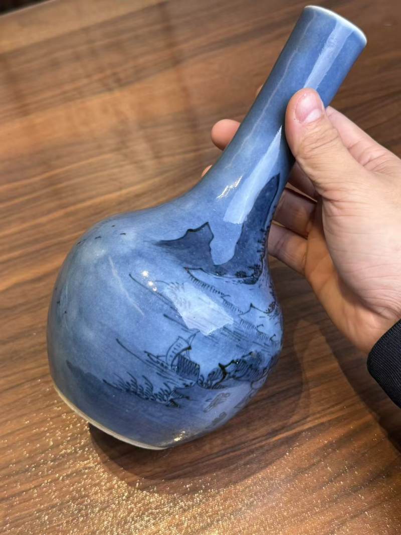 清乾隆 蓝底青花山水纹胆瓶 - 图6