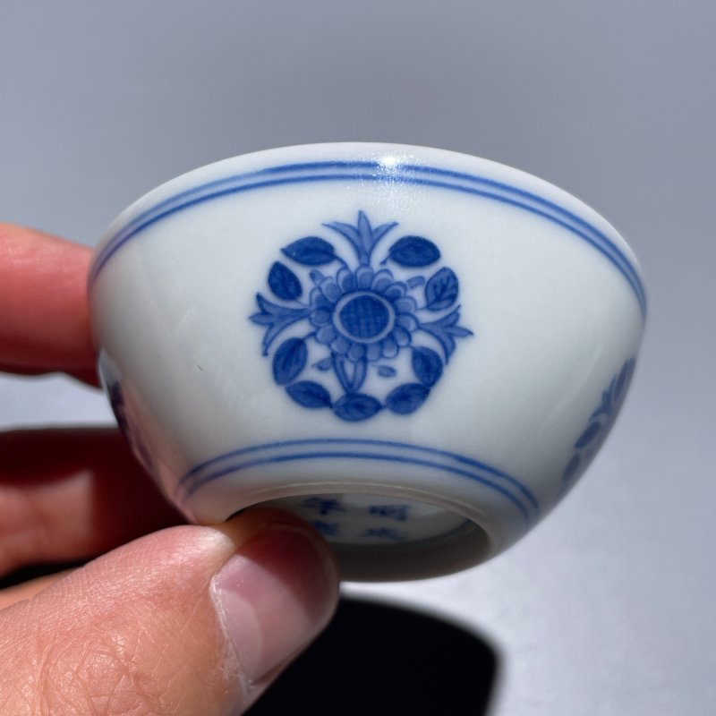 清康熙 青花团菊纹卧足杯 - 图2