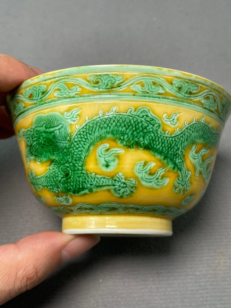 清光绪 黄地绿彩暗刻云龙纹茶圆 - 图7