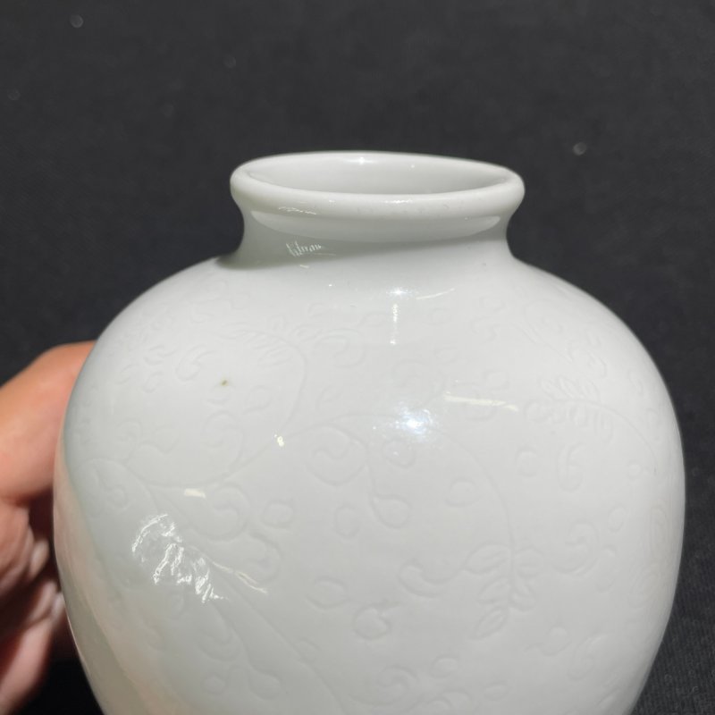 清乾隆 白釉暗刻花卉纹小罐 - 图7
