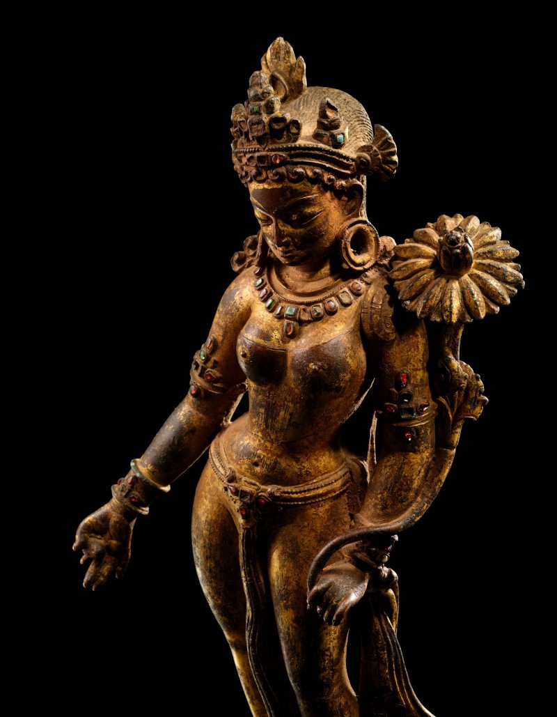 An exceptional gilt-copper figure of Tara, Nepal, 13th century | 十三世紀　尼泊爾　銅鎏金度母立像 - 图11