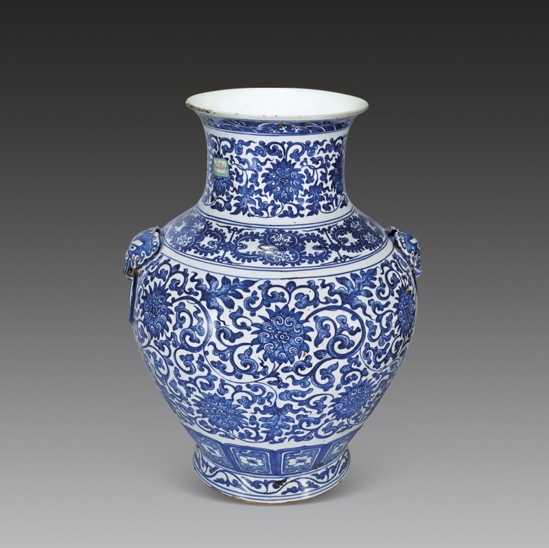 青花缠枝莲纹铺首尊