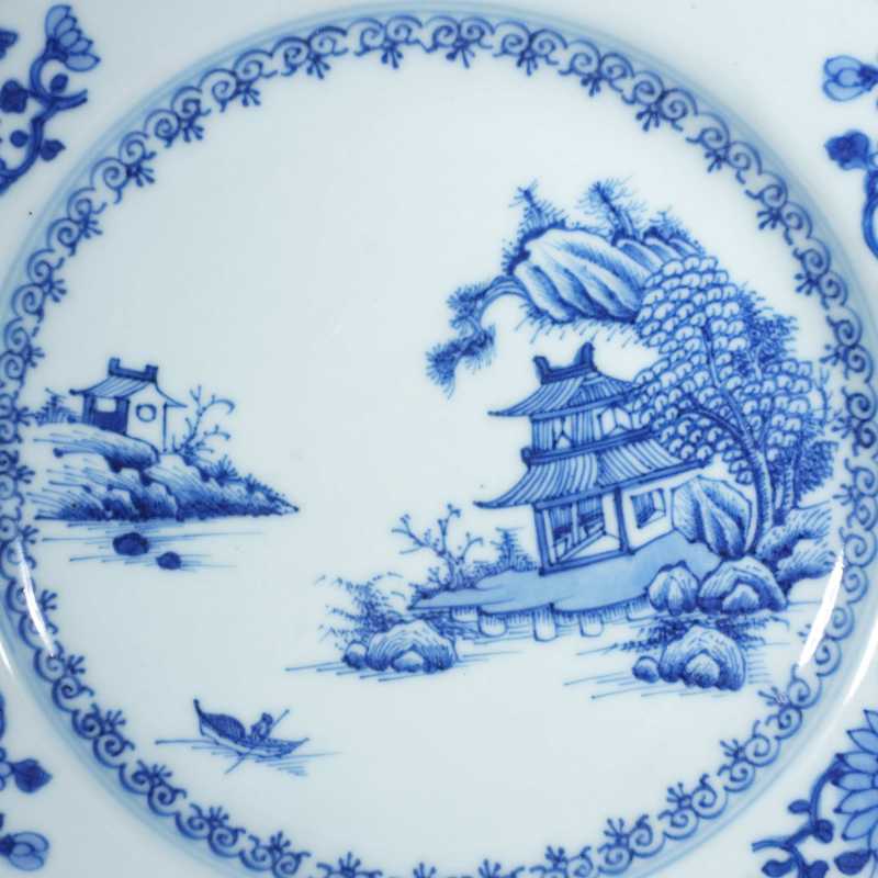 清乾隆青花山水风景盘 - 图2