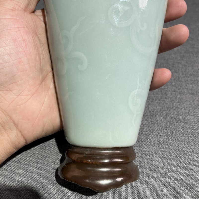 清乾隆豆青暗刻凤纹壁瓶 - 图8