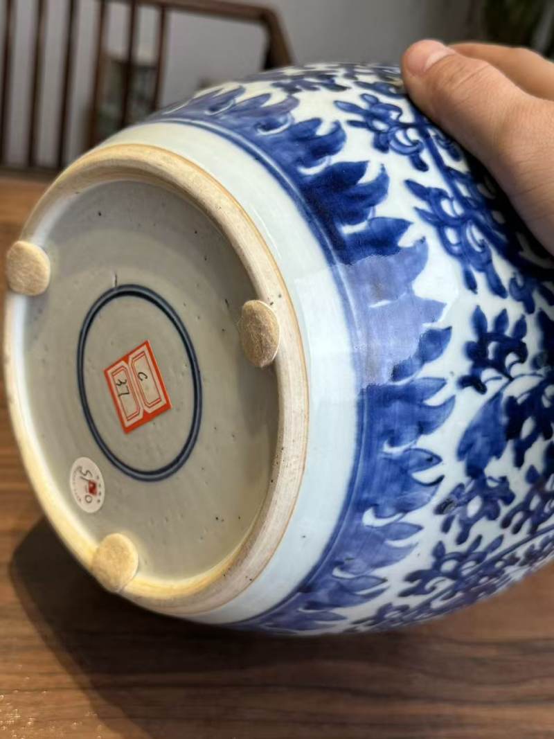 清乾隆 青花缠枝莲纹罐 - 图9