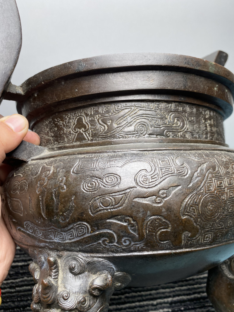 明 铜狮钮兽面八卦纹朝冠耳三足炉 - 图20