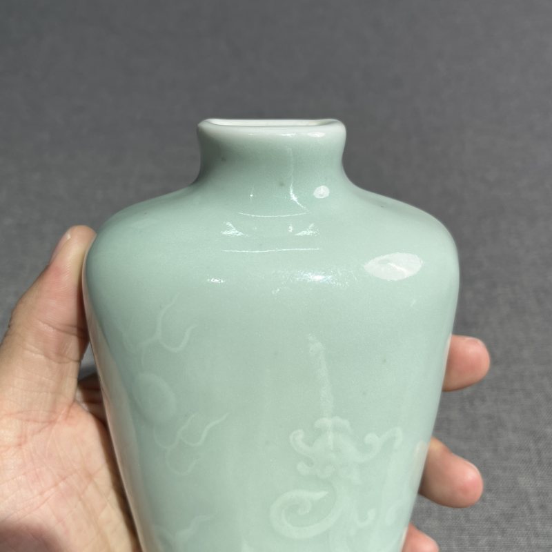 清乾隆豆青暗刻凤纹壁瓶 - 图9
