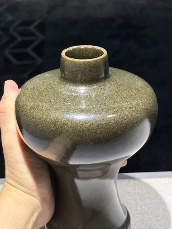 清雍正 厂官釉蛇皮绿折肩梅瓶 - 图5