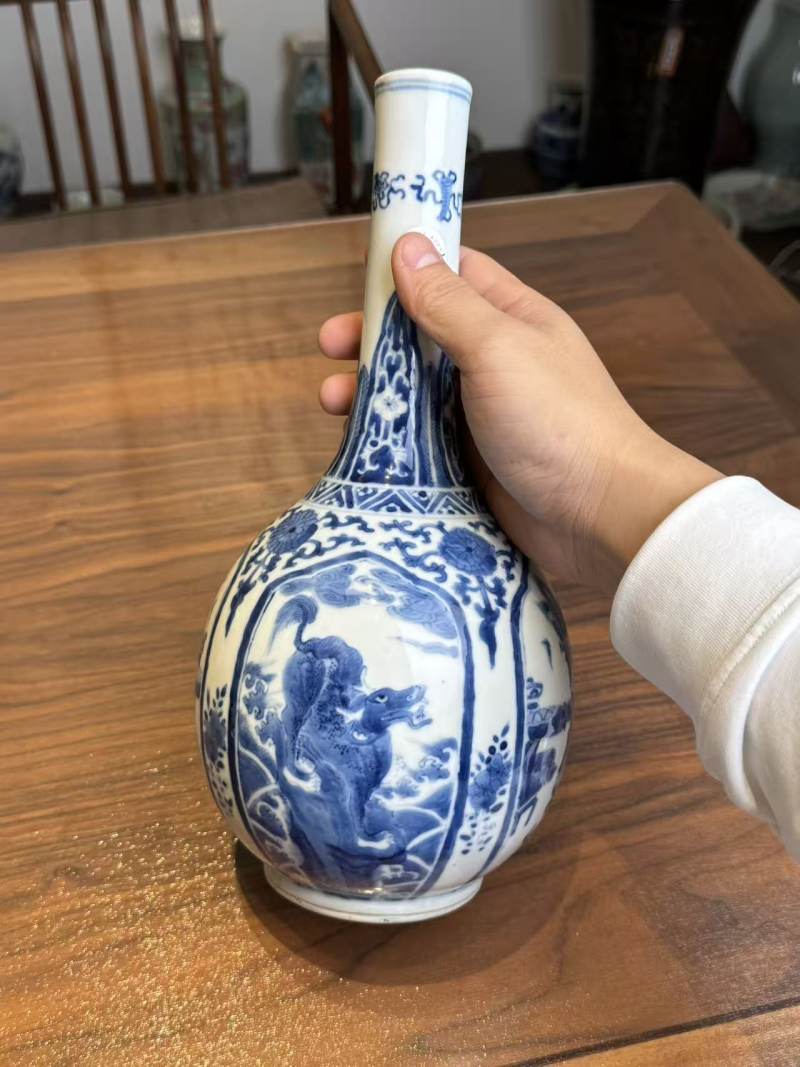 清晚期 青花开窗瑞兽纹长颈瓶 - 图5