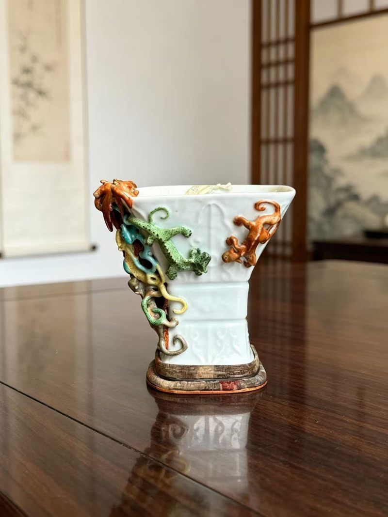 清乾隆 粉彩仿犀角螭龙杯