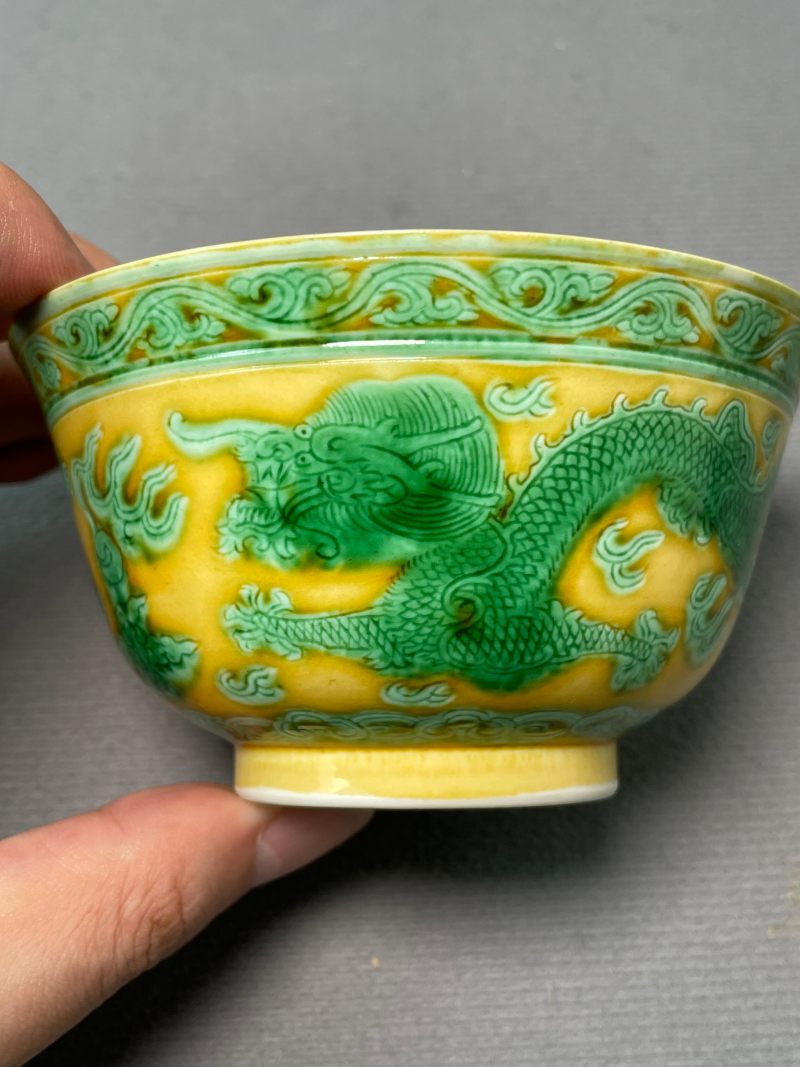 清光绪 黄地绿彩暗刻云龙纹茶圆 - 图10