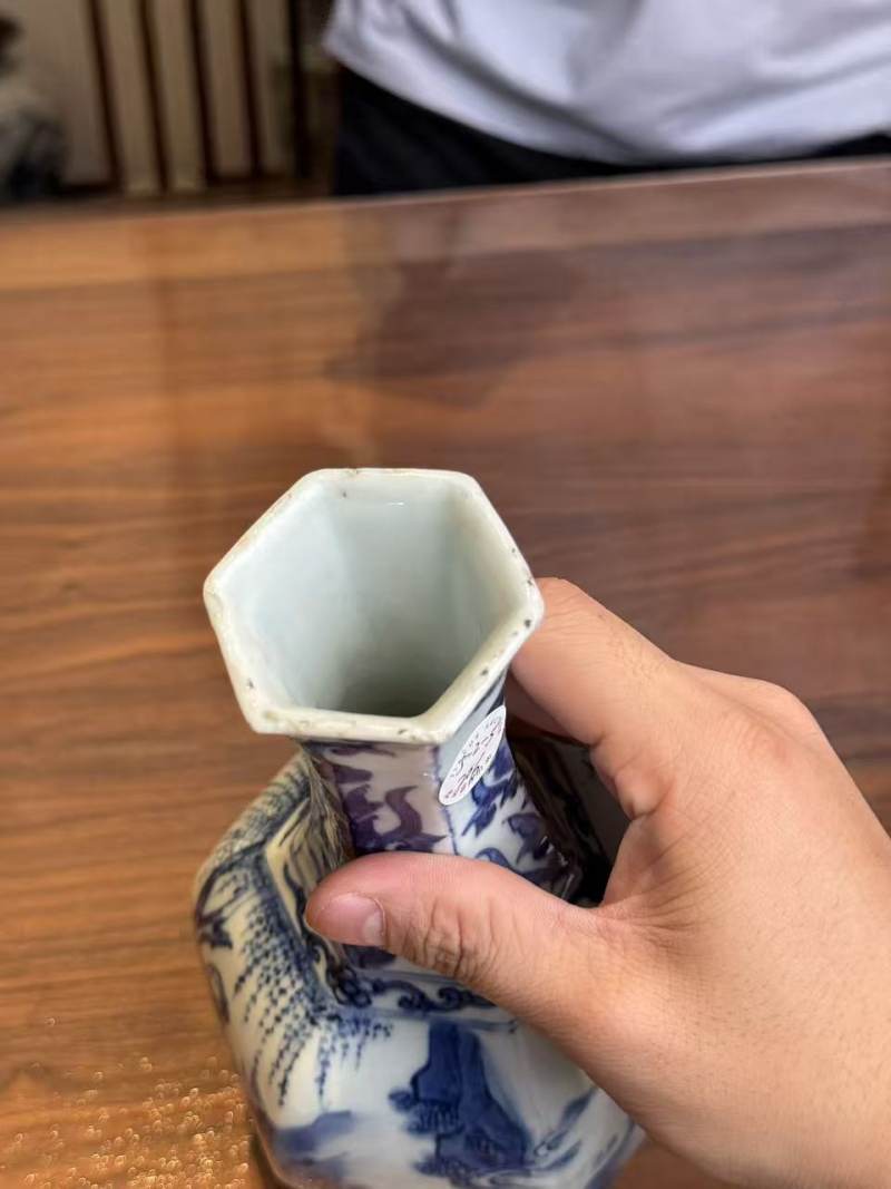 明崇祯 青花高士山水纹六方瓶 - 图10