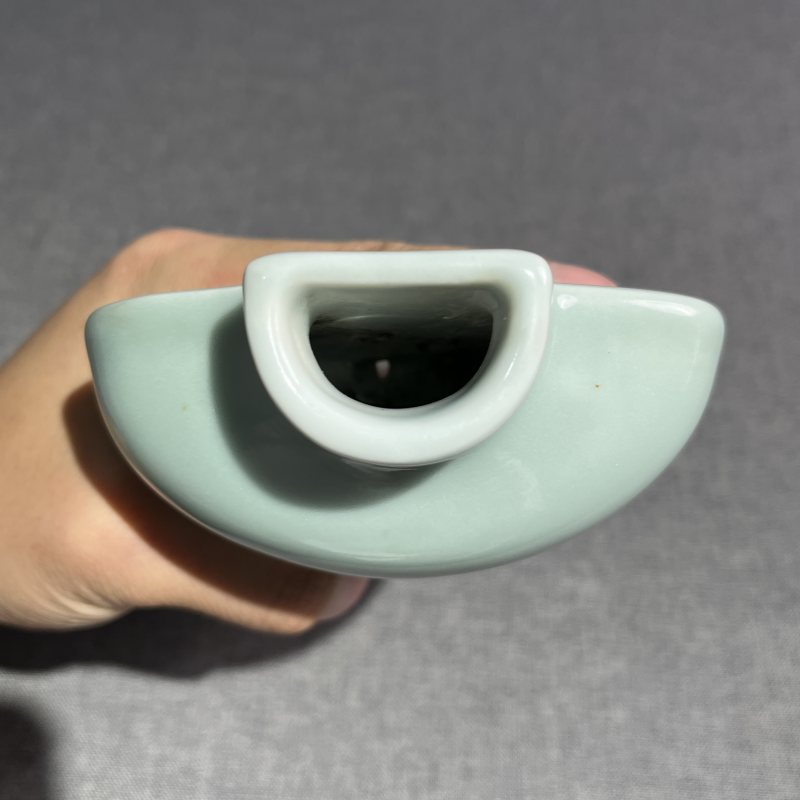 清乾隆豆青暗刻凤纹壁瓶 - 图10