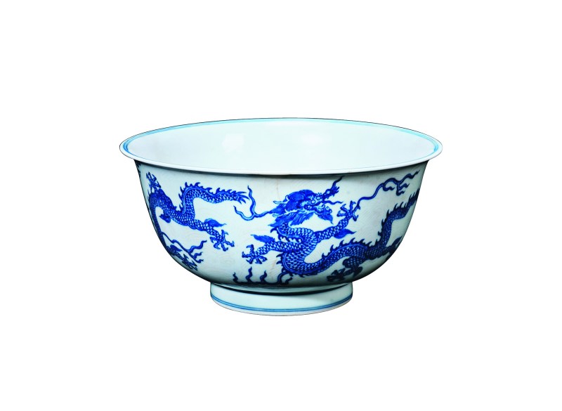 清雍正 青花暗刻海水应龙纹大碗