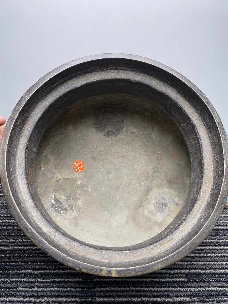 明 铜狮钮兽面八卦纹朝冠耳三足炉 - 图21