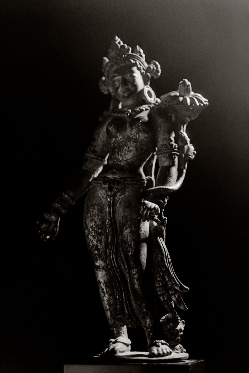 An exceptional gilt-copper figure of Tara, Nepal, 13th century | 十三世紀　尼泊爾　銅鎏金度母立像 - 图15