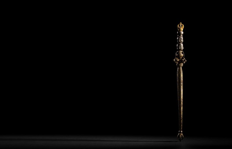 A gold and silver-inlaid iron sacred ritual sceptre, khatvanga, Ming dynasty, Yongle period | 明永樂　鐵鋄金銀喀章嘎天杖 - 图2