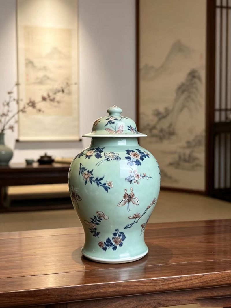 清乾隆 青花釉里红蝶恋花将军罐