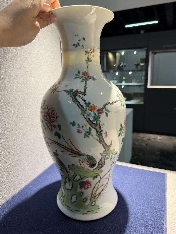 清至民国 粉彩花鸟瓶、盘、碗一组 - 图3