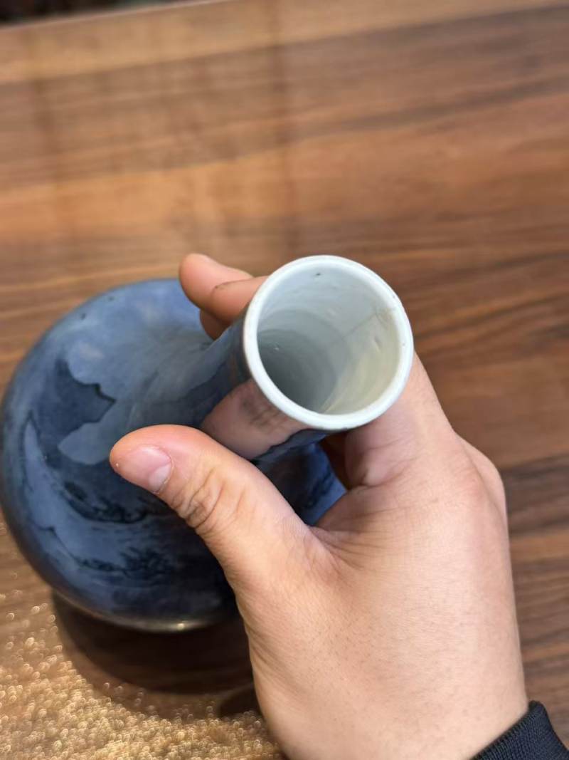 清乾隆 蓝底青花山水纹胆瓶 - 图7