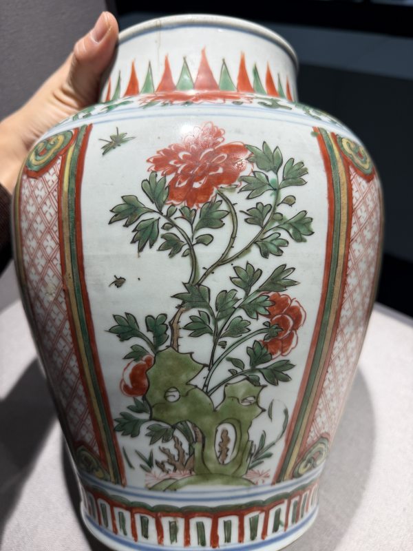 清早期 五彩开光花卉纹罐 - 图5