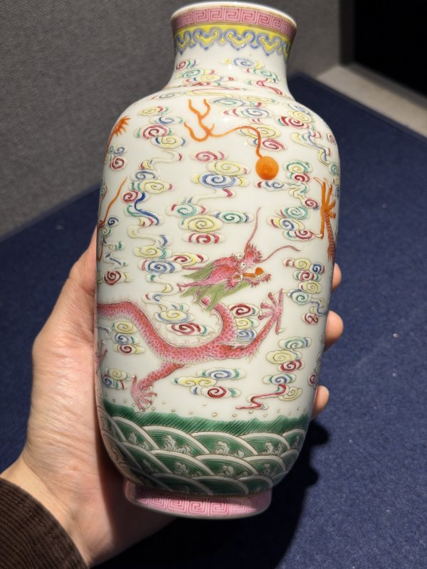 现代 粉彩矾红苍龙教子图灯笼瓶 - 图3