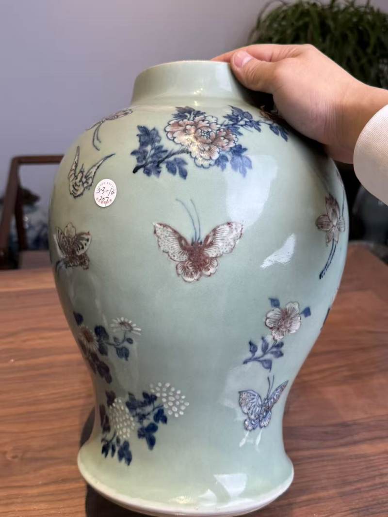清乾隆 青花釉里红蝶恋花将军罐 - 图2