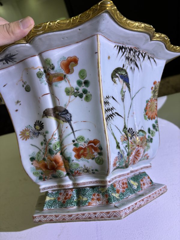 清康熙 五彩六方海棠型花鸟花盆一对 - 图13