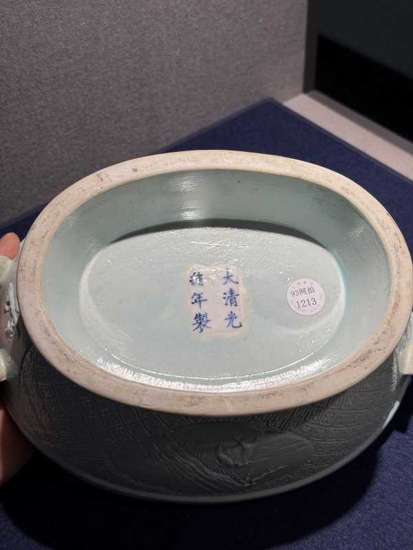 清光绪 湖水绿釉开光浮雕山水人物螭龙纹簋 - 图17