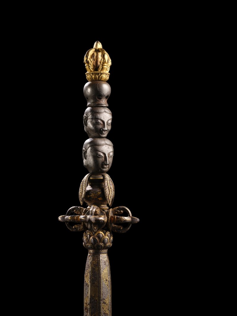 A gold and silver-inlaid iron sacred ritual sceptre, khatvanga, Ming dynasty, Yongle period | 明永樂　鐵鋄金銀喀章嘎天杖 - 图3