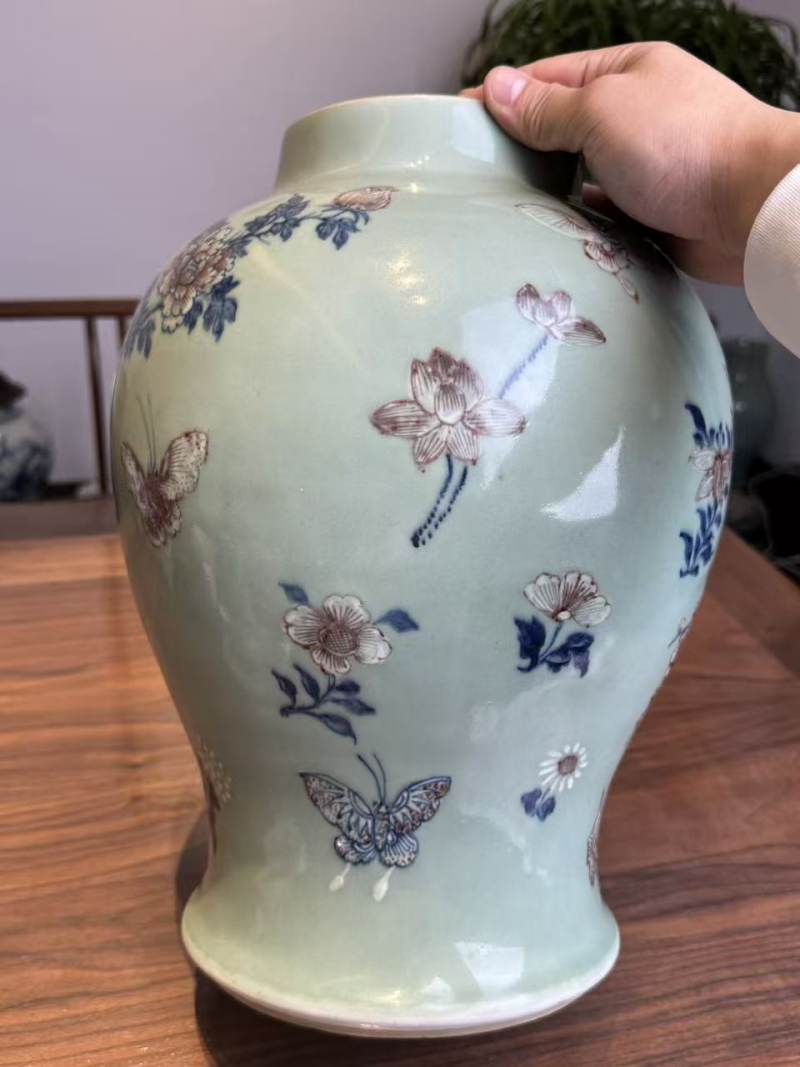 清乾隆 青花釉里红蝶恋花将军罐 - 图3
