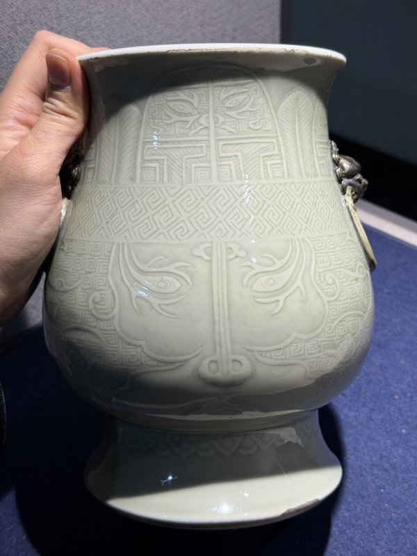 清康熙 青釉饕餮琵琶尊 - 图3